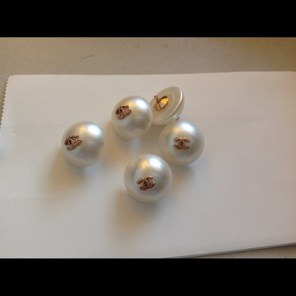 Set of Faux Pearl Chanel Buttons - Picture 2 of 2
